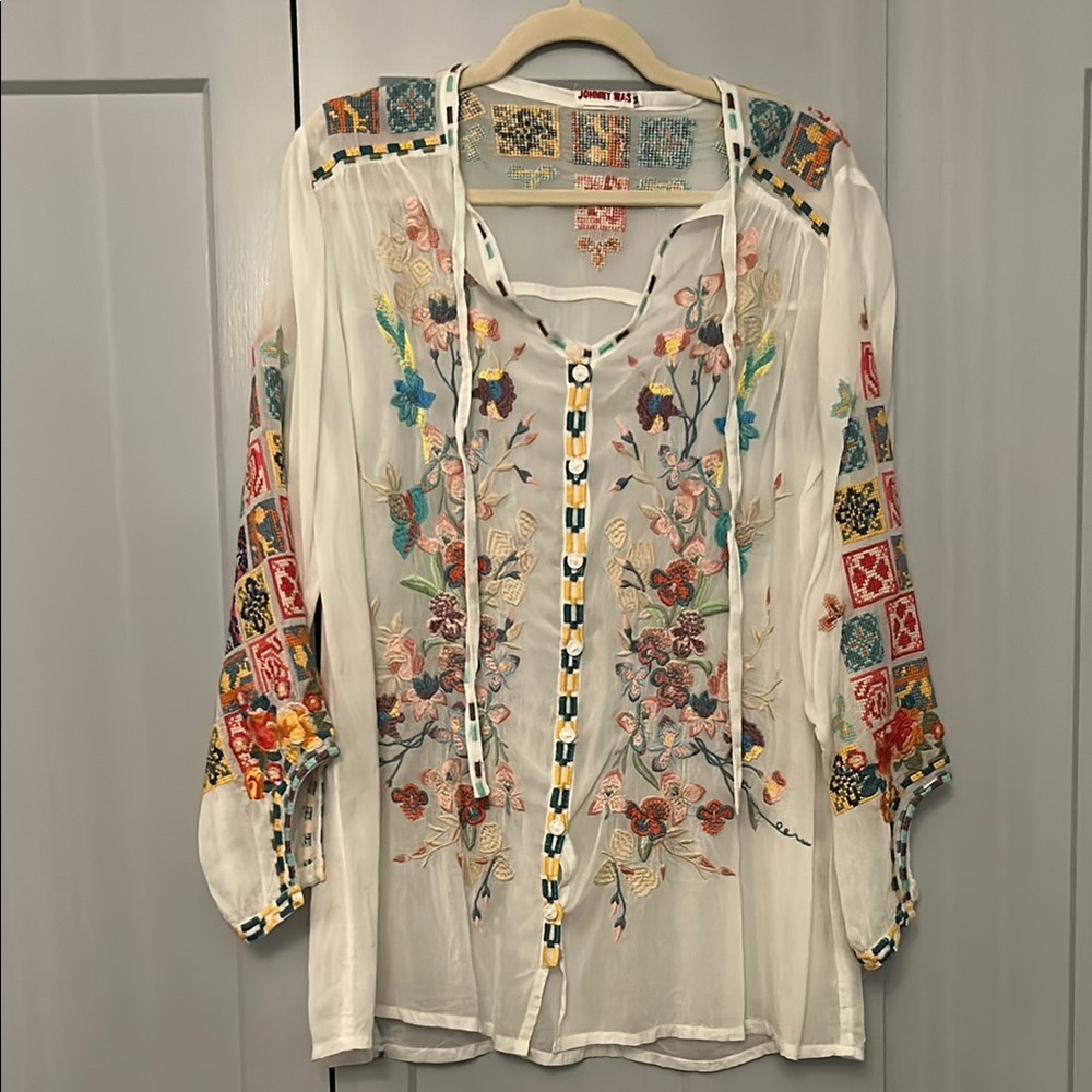 Johnny Was Graphic Embellished Scooped Sleeve Blouse in White and Pink